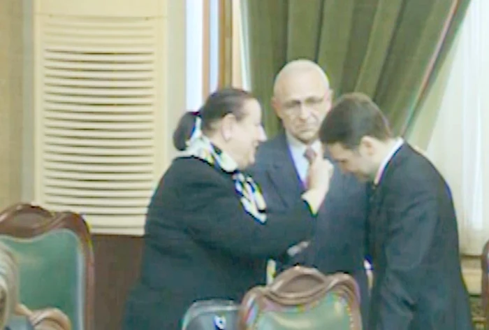 Dan Şova a fost uns cu ulei sfinţit de colega sa, senatoarea Ruxandra Jipa