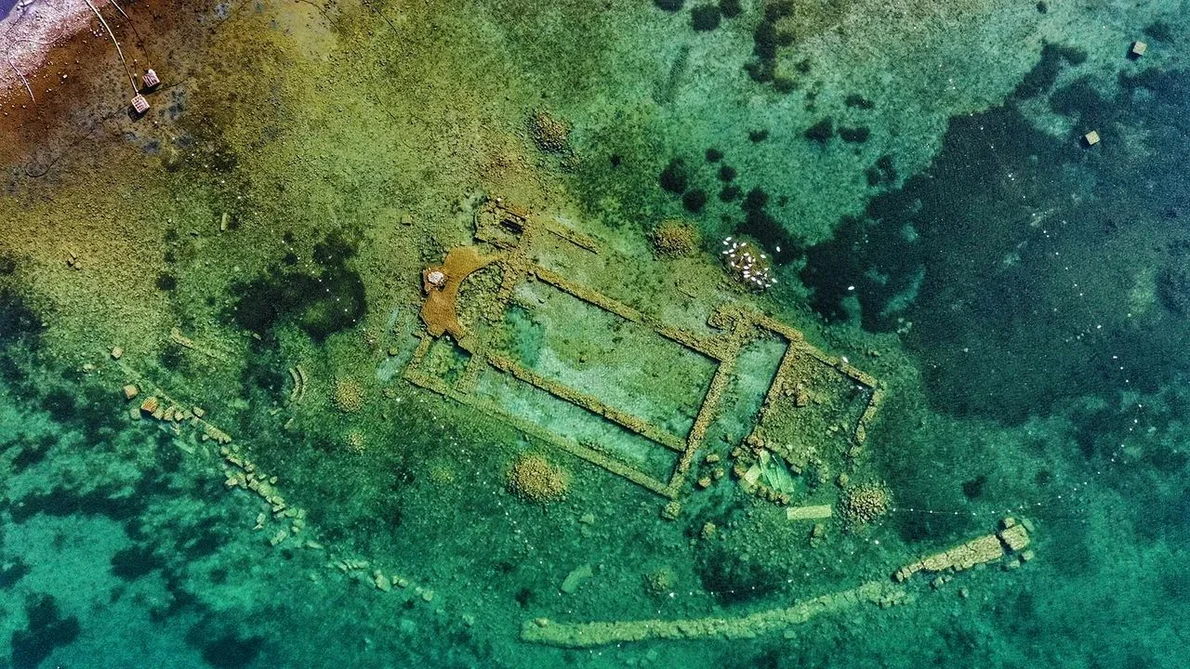 Ruinele bazilicii construite pe malul lacului İznik, acoperite de ape (© visitbursa.org)