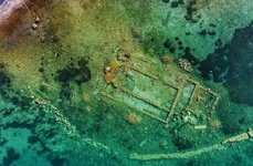 Ruinele bazilicii construite pe malul lacului İznik, acoperite de ape (© visitbursa.org)