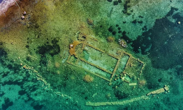 Ruinele bazilicii construite pe malul lacului İznik, acoperite de ape (© visitbursa.org)