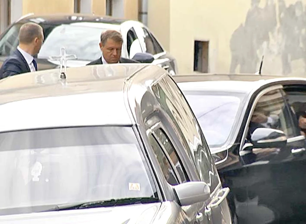 Preşedintele a însoţit-o  pe Carmen Iohannis când  a fost ridicat sicriul