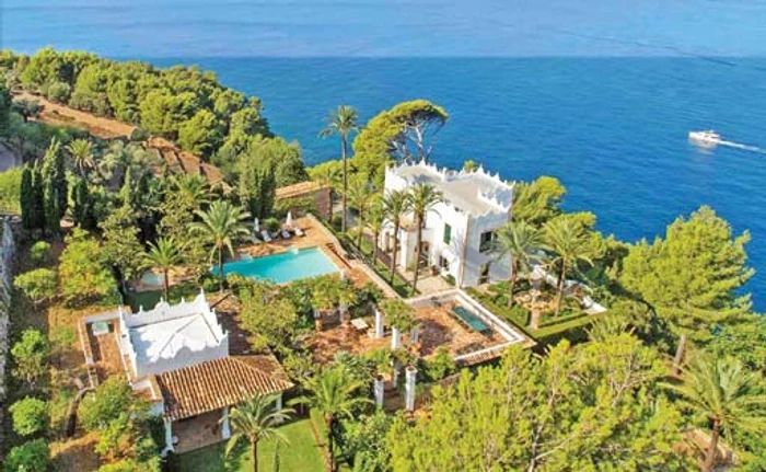 Salonul are mobile elegante şi canapele confortabile