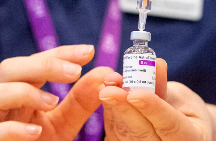 În dezvoltarea vaccinului a fost utilizat virusul gripei comune care infecta cimpanzeii şi care a fost modificat genetic FOTO: EPA - EFE