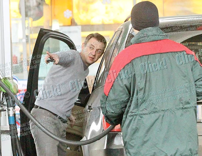 Tot şoferul a fost cel care s-a  ocupat de alimentarea maşinii  şi de plata la benzinărie