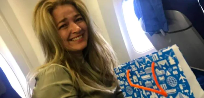 Mira Feticu, fericită în avionul KLM Sursa Facebook Mira Feticu