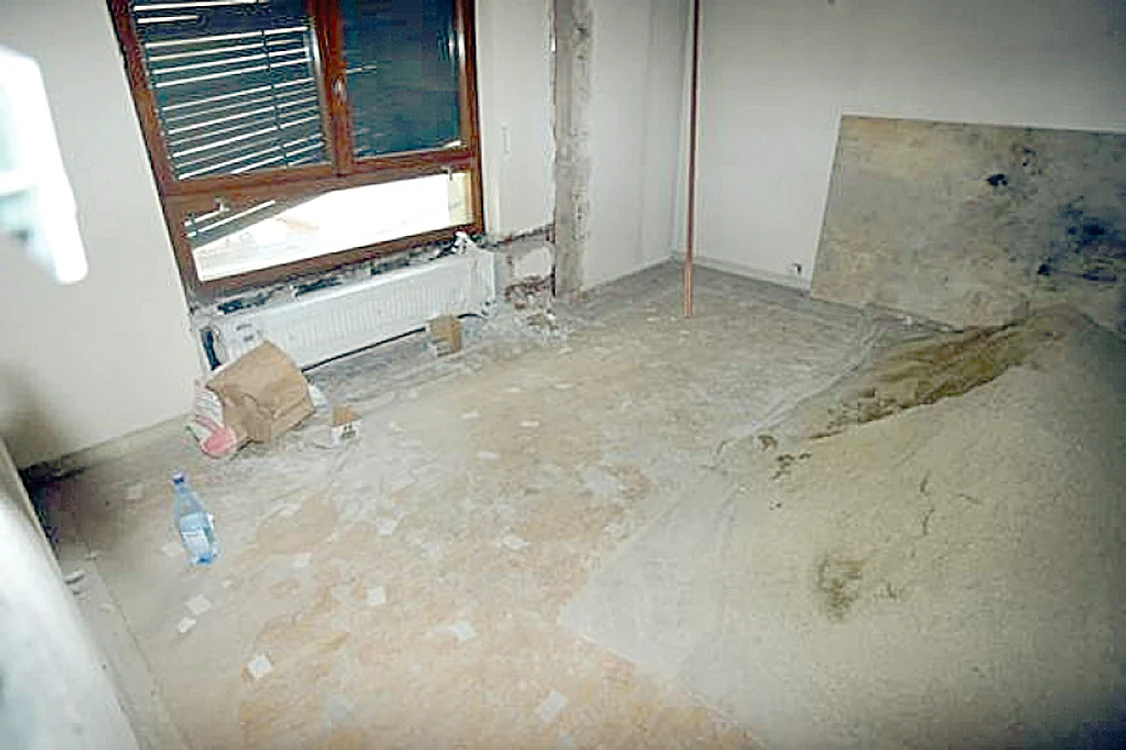 Vila este consolidată bucăţică cu bucăţică, se schimbă cablurile, instalaţia electrică, ţevile de căldură, caloriferele, obiectele sanitare, parchetul, dar şi tavanul fals