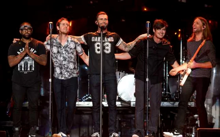 Membrii Maron 5, de la stânga la dreapta: PJ Morton, Jesse Carmichael, Adam Levine, Matt Flynn şi James Valentine