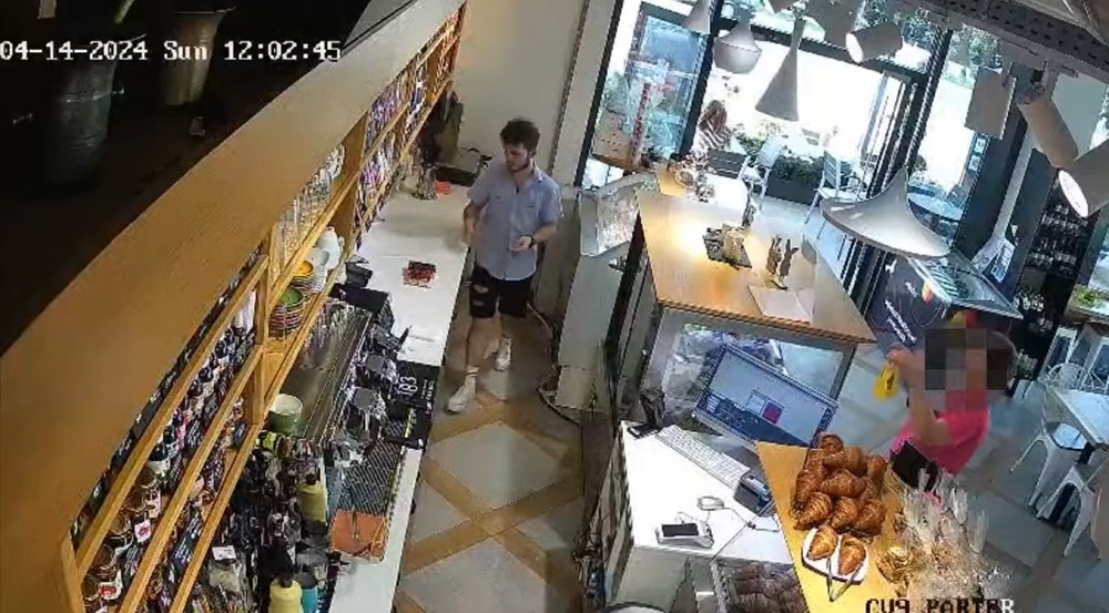 Femeie surprinsă furând o pușculiță cu 20 de lei dintr-o cofetărie. S-a urcat apoi într-un Mercedes VIDEO