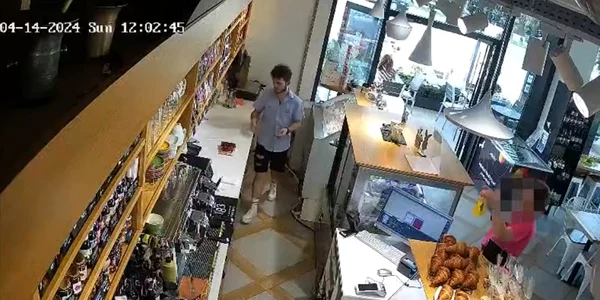 Momentul în care o clientă fură pușculița angajaților dintr-o cofetărie din Sibiu Sursa Turnul Sfatului captură video
