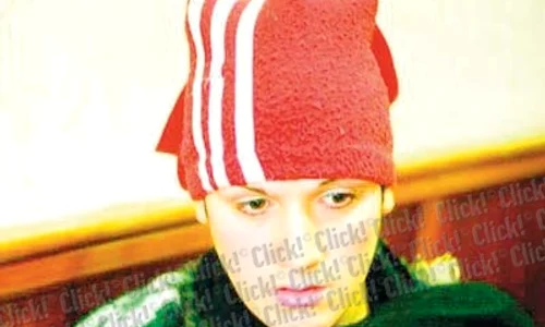 2013: Sorina se bucură  de o masă caldă  la un adăpost  pentru săraci (FOTOGRAFII: RAMONA GĂINĂ) jpeg