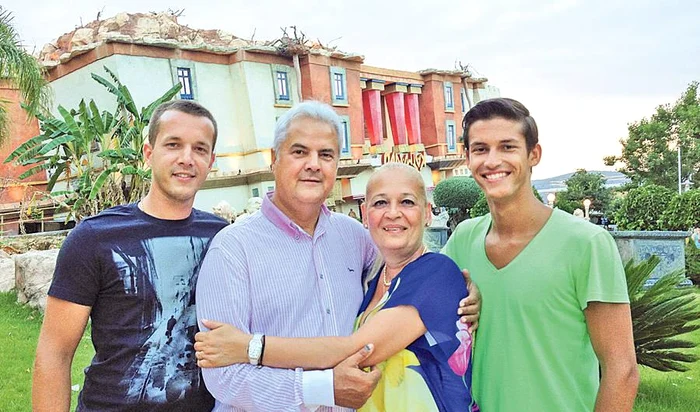 Familia fostului premier Adrian Năstase: fiul Andrei, soția Dana și mezinul familiei, Mihnea. foto: Facebook