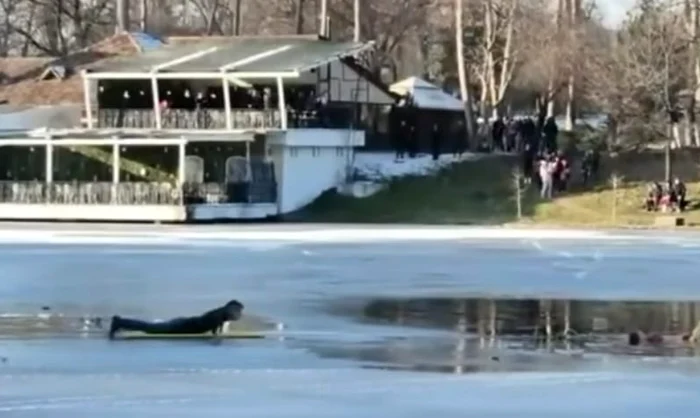 Momentul salvării fetiței căzută în apa înghețată FOTO: Captură video