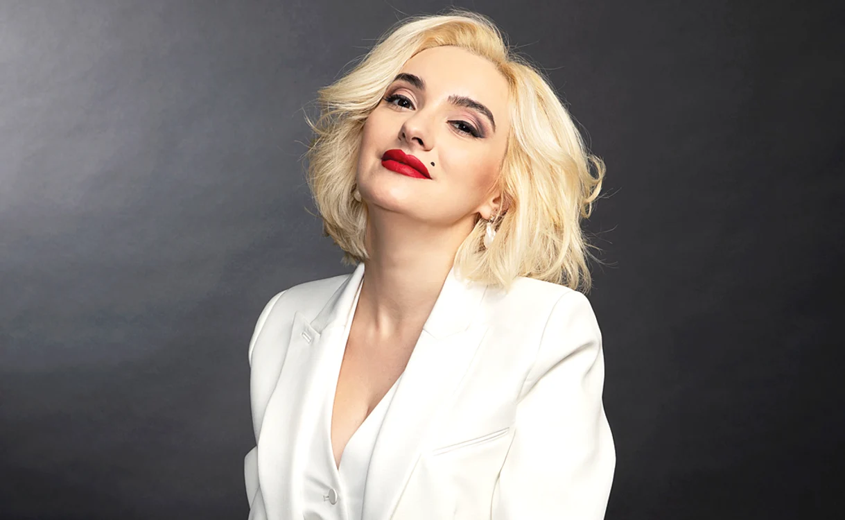 
    Ana Morodan e colecționară de sclipiciuri, porțelanuri și cristaluri și deloc întreagă la minte. Așa se descrie chiar ea  