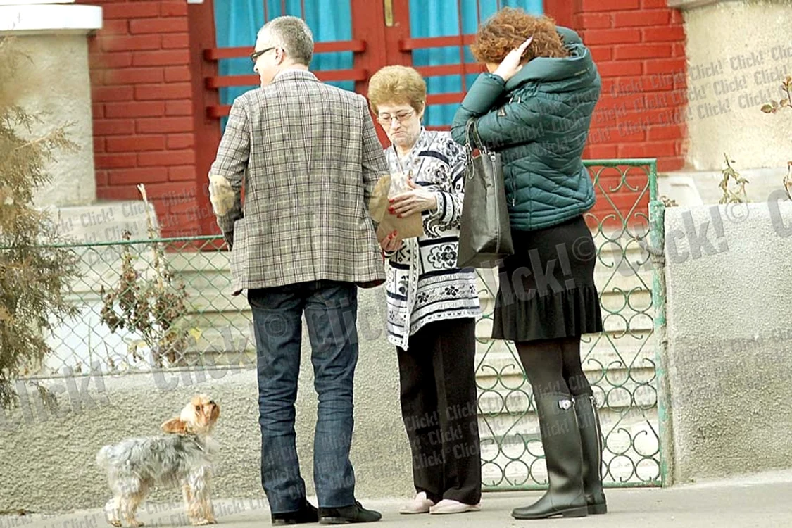 Din profil, sarcina  de trei luni a Andreei  Fried se vede deja  foarte bine. Vedeta a  cumpărat cărţi  despre bebeluşi (FOTOGRAFII: MIHAI IONESCU)