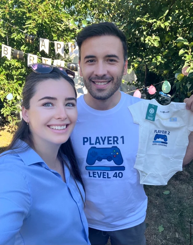 Marina și Daniel Nițoiu i-au cumpărat haine bebelușului foto: arhiva personală 