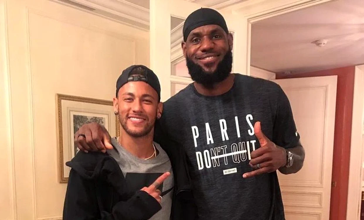 
    Brazilianul Neymar, alături de LeBron James  