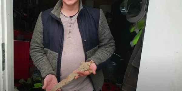 Un norvegian a descoperit o sabie vikingă, care datează de acum 1 000 de ani  Foto Captură video YouTube jpg