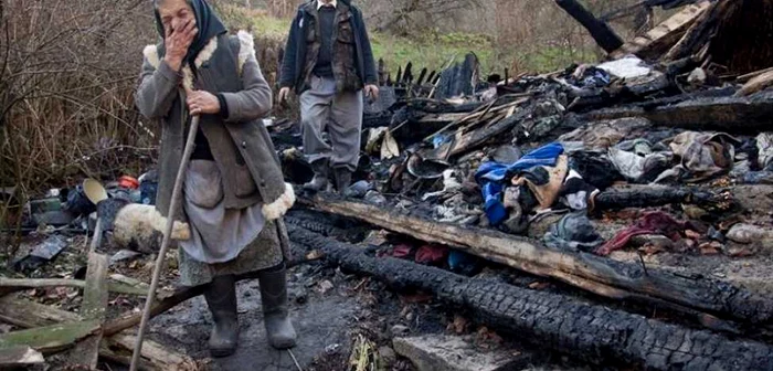 Familia Balka a rămas pe drumuri, după ce casa i-a fost mistuită. FOTO: Călin Jorza.