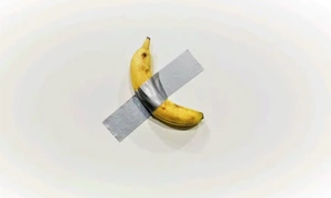 Banană lipită de perete cu bandă adezivă la o expoziţie de artă din Miami FOTO captură You Tube hello Tv