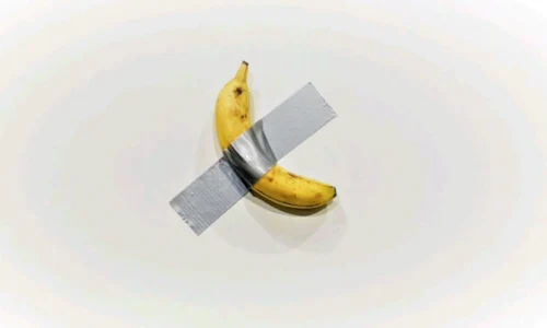 Banană lipită de perete cu bandă adezivă la o expoziţie de artă din Miami FOTO captură You Tube hello Tv