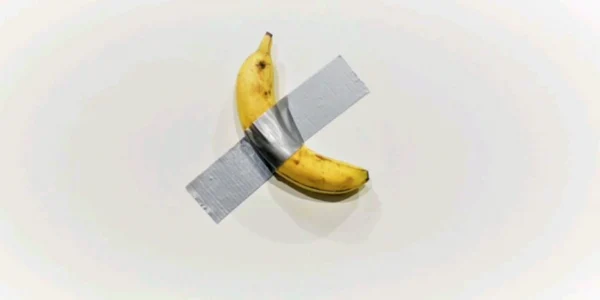 Banană lipită de perete cu bandă adezivă la o expoziţie de artă din Miami FOTO captură You Tube hello Tv