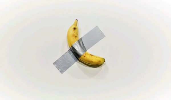Banană lipită de perete cu bandă adezivă la o expoziţie de artă din Miami FOTO captură You Tube hello Tv