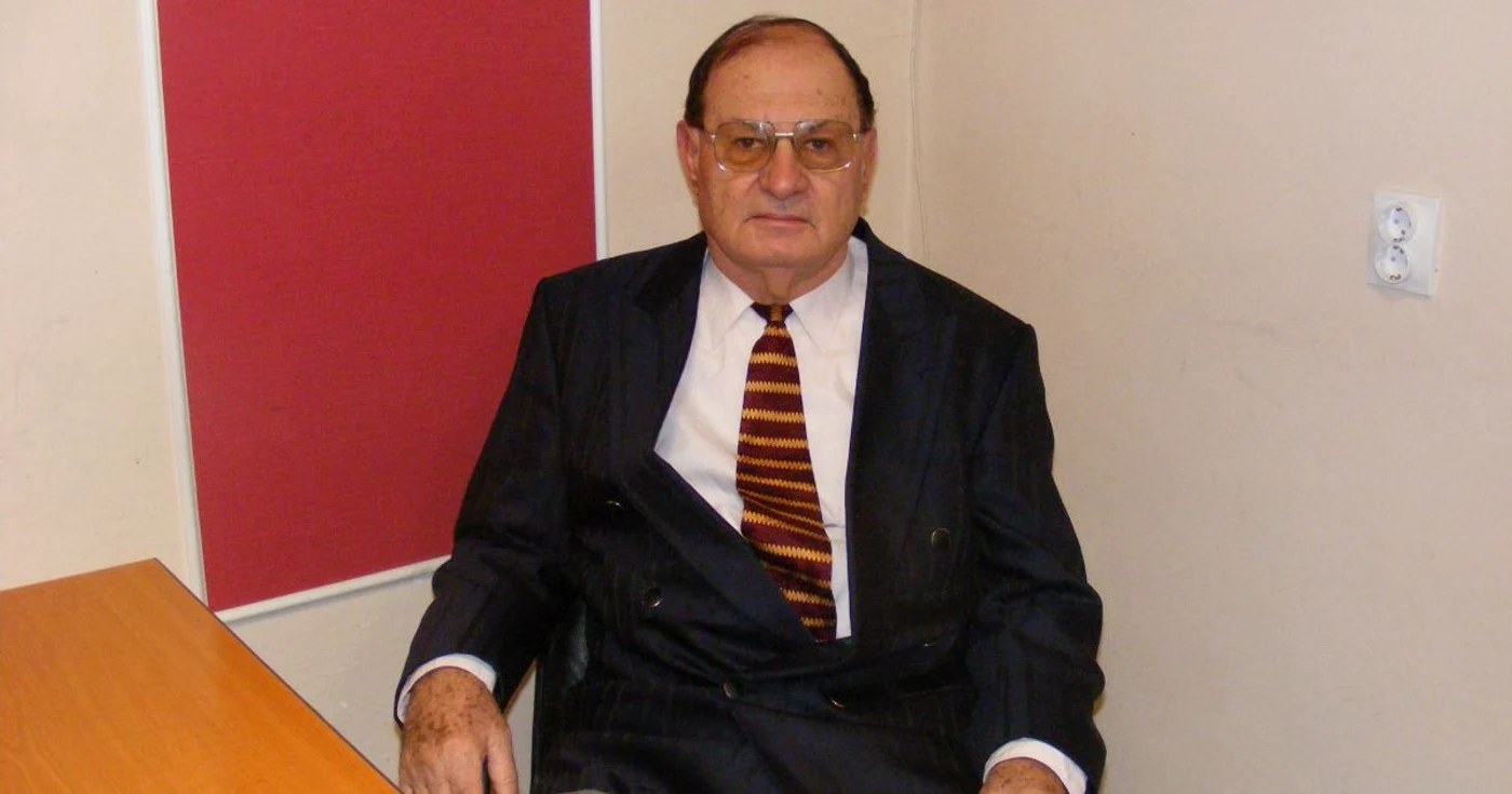 Profesorul spune ca nu se lasă până nu donează banii fundaţiei