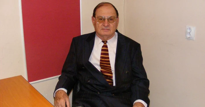 Profesorul spune ca nu se lasă până nu donează banii fundaţiei