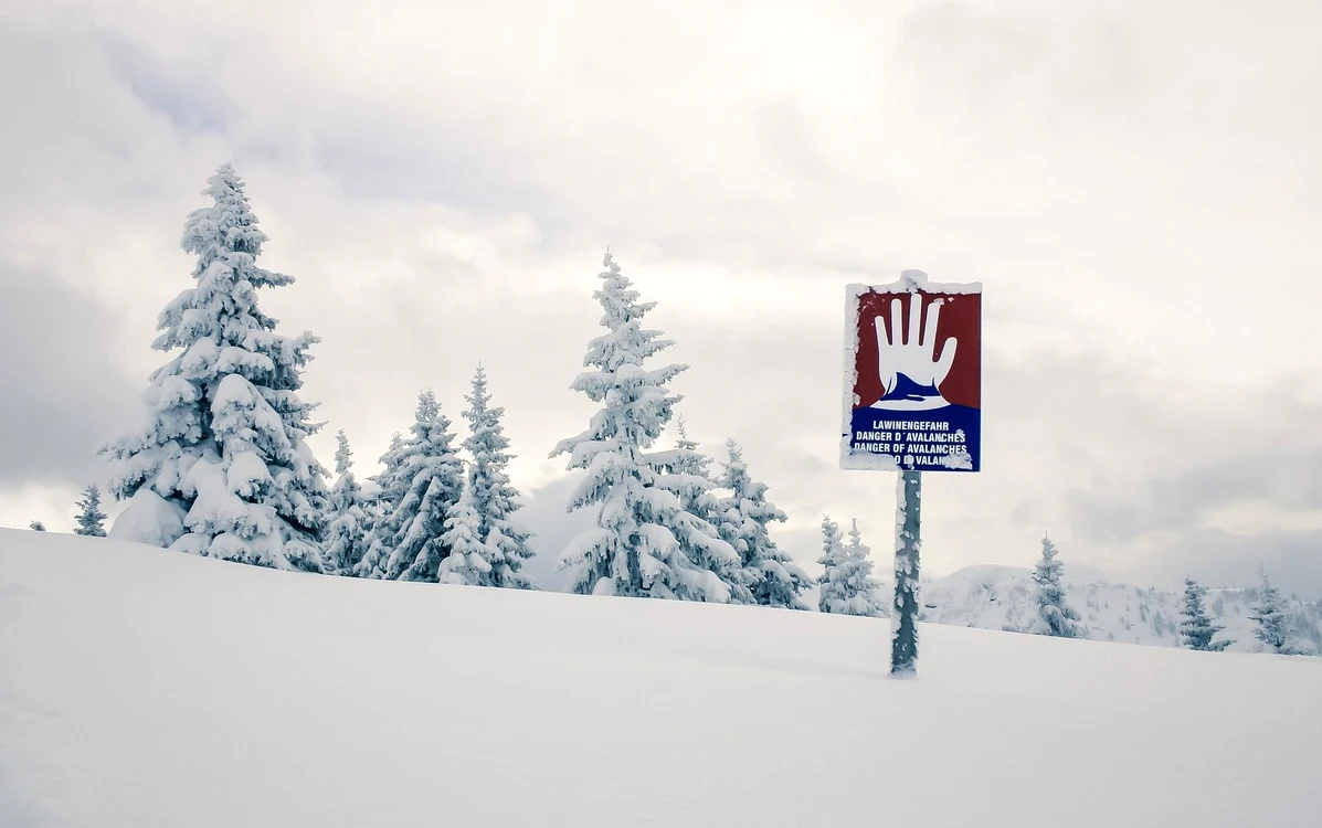În unele zone montane, pericolul producerii avalanșelor este anunțat. Foto: Pixabay.com