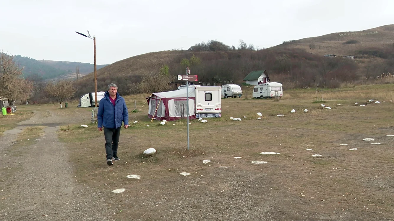 Camping pentru rulote lângă Vulcanii Noroioși. FOTO Aurel Boboc