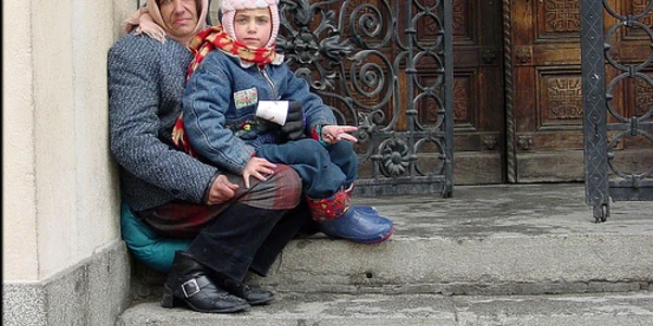 În general, femeile cu copii sunt trimise la cerşit de "şefii" reţelei. Foto: elnenenomecome.com