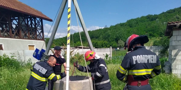 Fântâna de 11 metri adâncime în care s-a aruncat o femeie de 47 de ani din Galicea - Vâlcea Foto ISU Vâlcea 1