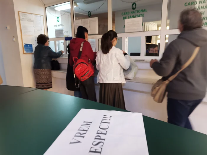 la Casa de Asigurări de Sănătate Olt s-a protestat doar câteva minute FOTO: A.M.