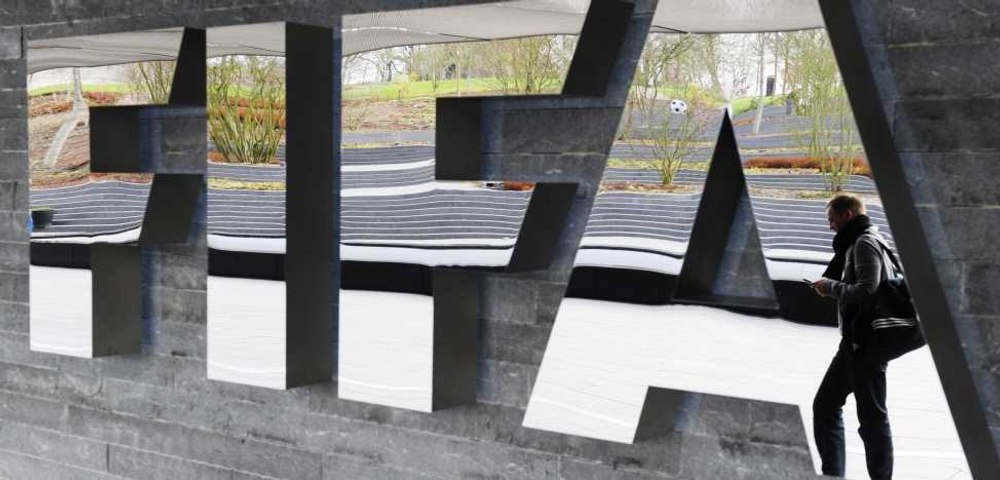 Angajat al FIFA, prins în timp ce făcea sex cu un minor. Reacția forului mondial