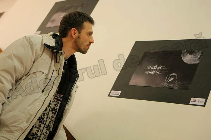 Artiştii şi-au expus fotografiile într-un loc mai puţin obişnuit
