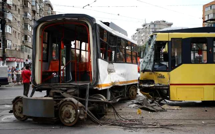 Cele două tramvaie s-au ciocnit la intersecţia Căii Rahova cu strada Sebastian FOTO: Mediafax