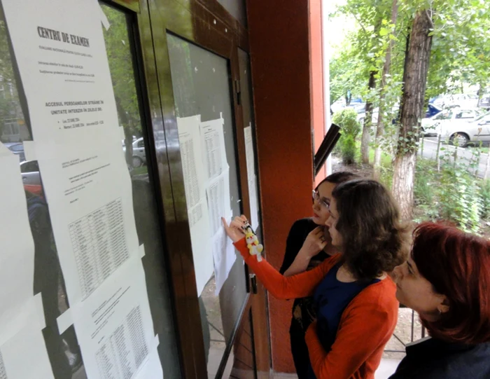 Elevii au aflat joi seară ce medii de admitere au şi unde sunt în topul judeţean  (FOTO: Mugurel Manea)