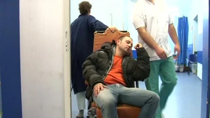 Tânărul a ajuns la spital (foto: România tv)