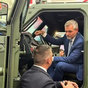 Președintele Slovaciei, Peter Pellegrini, la volanul VLAH, la BSDA 2026  Foto DefenseRomania jpg