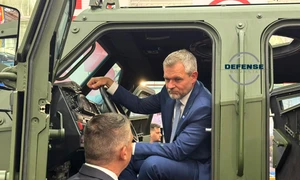 Președintele Slovaciei, Peter Pellegrini, la volanul VLAH, la BSDA 2026  Foto DefenseRomania jpg