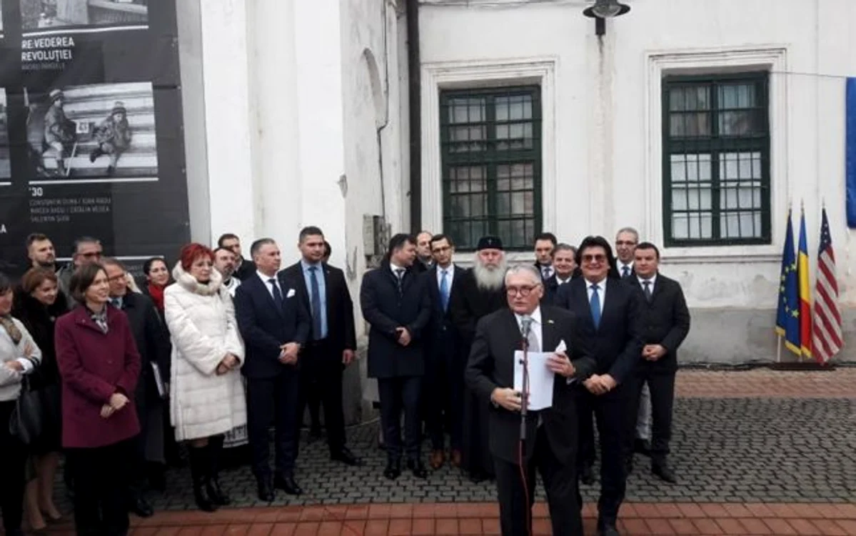 Ambasadorul Adrian Zuckerman la dezvelirea plăcii memoriale din Timişoara