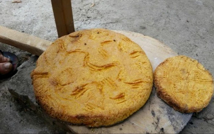 Turta de mălai este principalul ingredient pentru „scornici“ FOTO: arhiva Adevărul