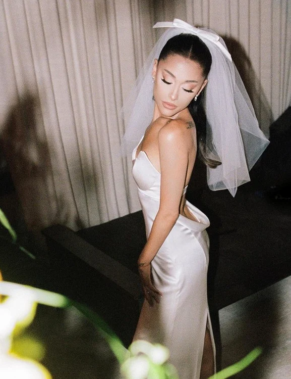 
    Ariana Grande a avut o rochie de mireasă făcuta de Vera WangFoto: Instagram Ariana Grande  