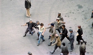 mineriada iunie 1990 minerii bat un student în centrul bucurestiului foto AFp Andrei Iliescu