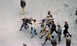 mineriada iunie 1990 minerii bat un student în centrul bucurestiului foto AFp Andrei Iliescu