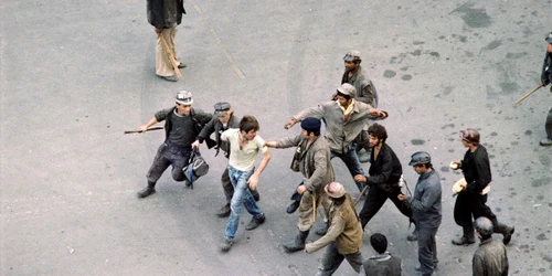mineriada iunie 1990 minerii bat un student în centrul bucurestiului foto AFp Andrei Iliescu