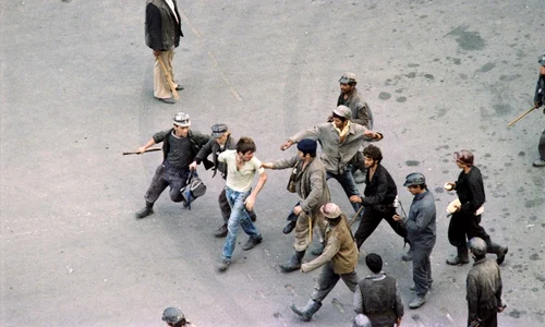 mineriada iunie 1990 minerii bat un student în centrul bucurestiului foto AFp Andrei Iliescu