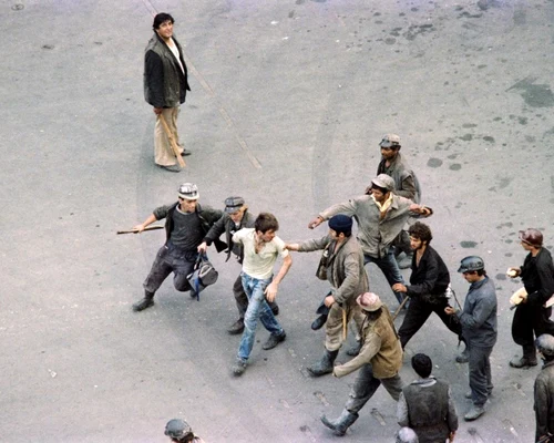 mineriada iunie 1990 minerii bat un student în centrul bucurestiului foto AFp Andrei Iliescu