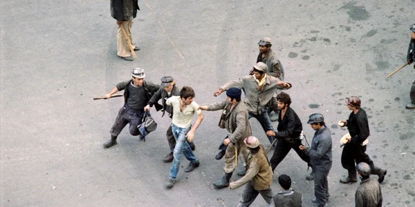 mineriada iunie 1990 minerii bat un student în centrul bucurestiului foto AFp Andrei Iliescu