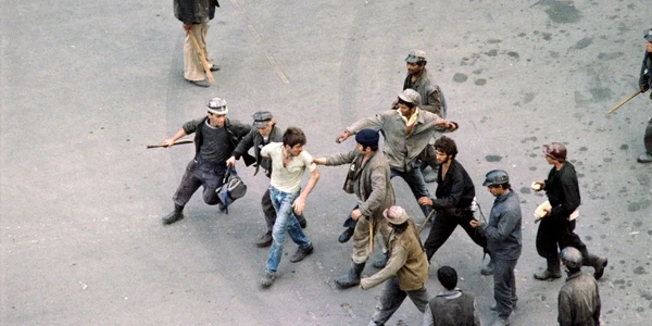 mineriada iunie 1990 minerii bat un student în centrul bucurestiului foto AFp Andrei Iliescu